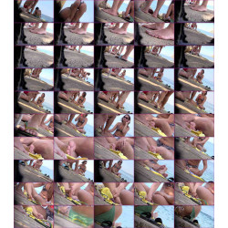 AT BEACH CANDIDS 369A BIKINI WOMEN FEET SOLES LEGS CLOSE UPS