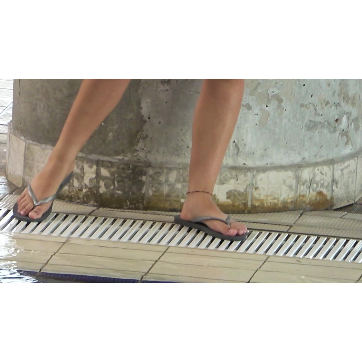 FREE PREVIEW | AT POOL 04 FEET CANDIDS
